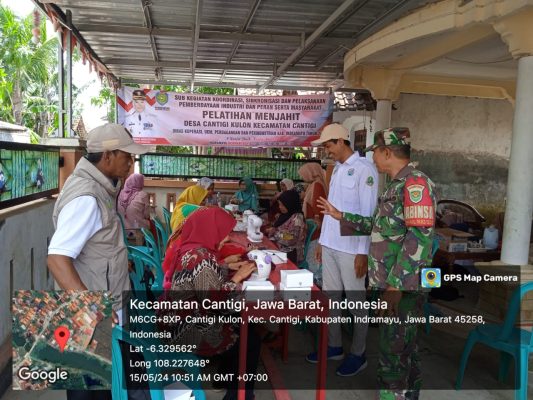 Tingkatkan Taraf Ekonomi Keluarga, Warga Masyarakat Desa Cantigi Kulon Ikuti Pelatihan Menjahit