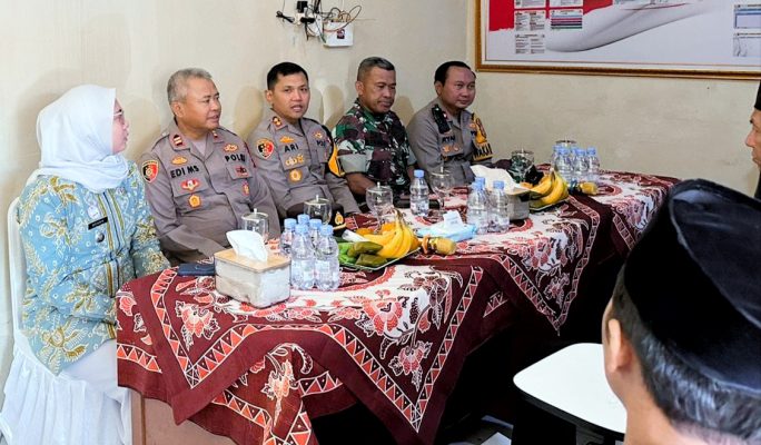 Danramil 1602 Sindang Sambut Kunjungan Kapolres Indramayu Saat Melaksankan Kunjungan Ke Mako Polsek Pasekan