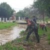 Aksi Nyata TNI, Koramil 1608 Karangampel Melaksanakan Pembersihan Saluran Kali Sipetung